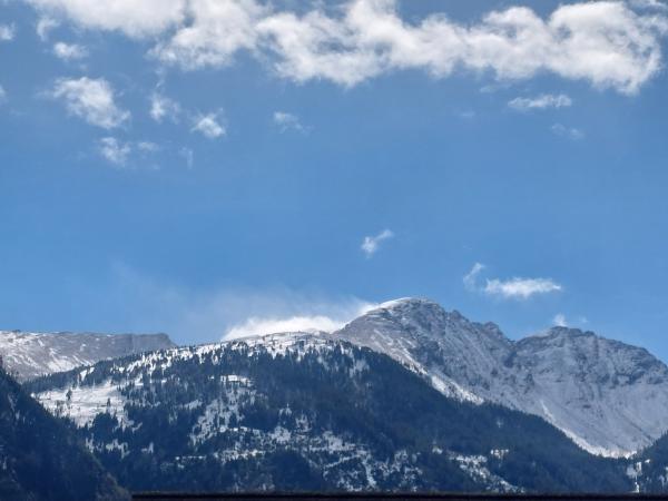 Die Ankunft in Kärnten begrüßt uns mit Sonnenschein und Schnee auf den Bergen.