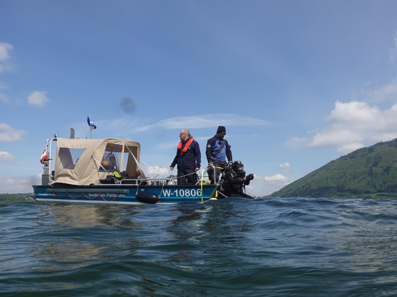 Die Fundstelle wird mit unserem Forschungsboot angefahren.