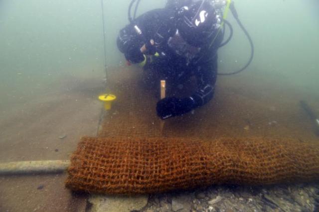 Großflächige Abdeckungen der Pfahlbausiedlung soll die empfindlichen Überreste schützen.