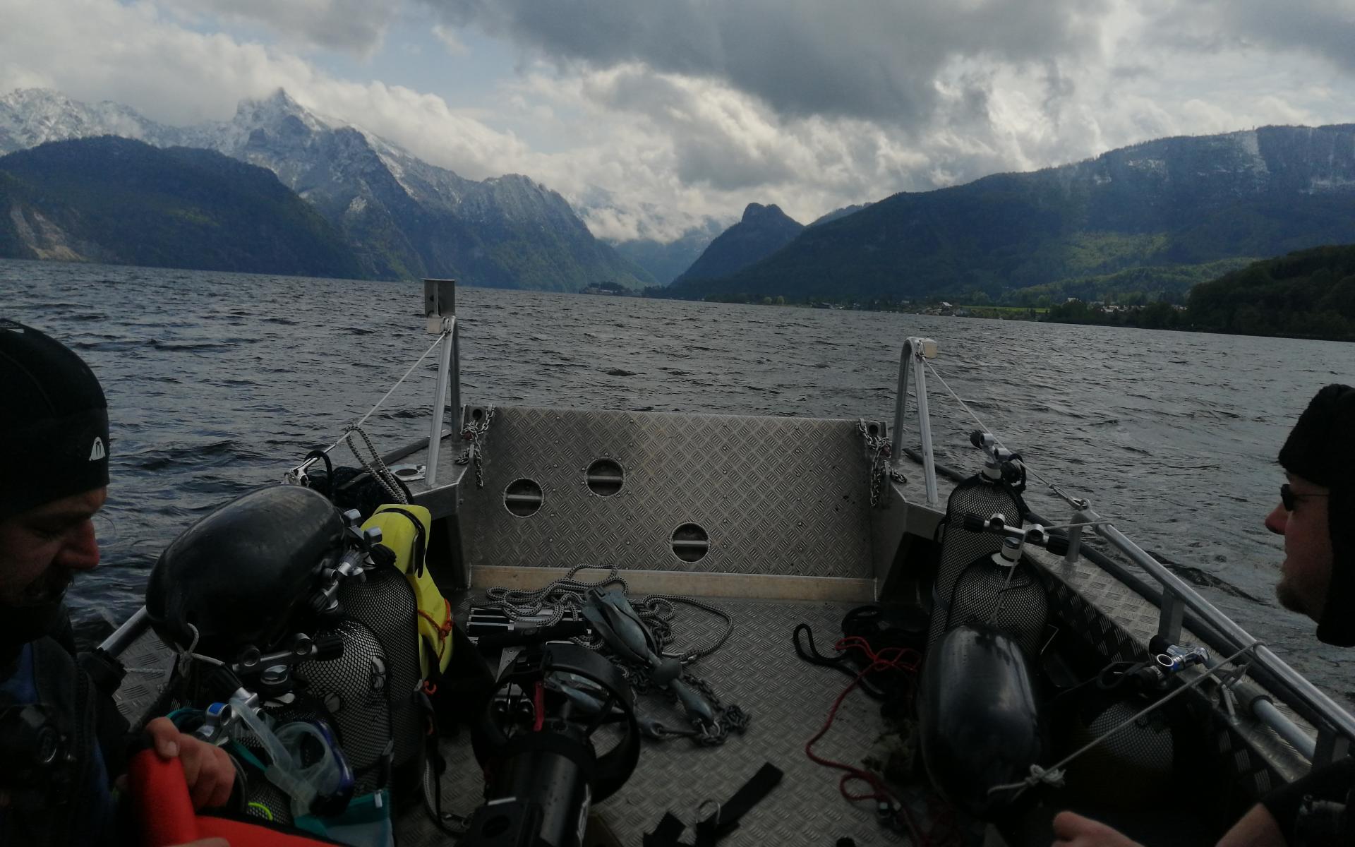 Mit dem Forschungsboot wird die Fundstelle angefahren.