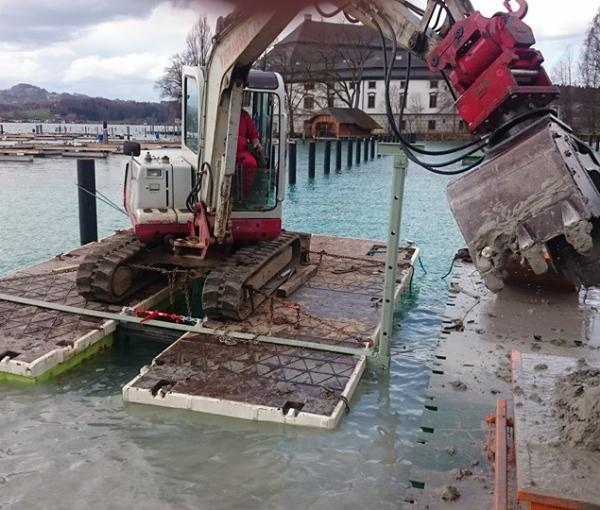 Die Reinigungsarbeiten in Marina Kammer werden vom Kuratorium Pfahlbauten archäologisch begleitet. (Bild: Andreas Mayr)