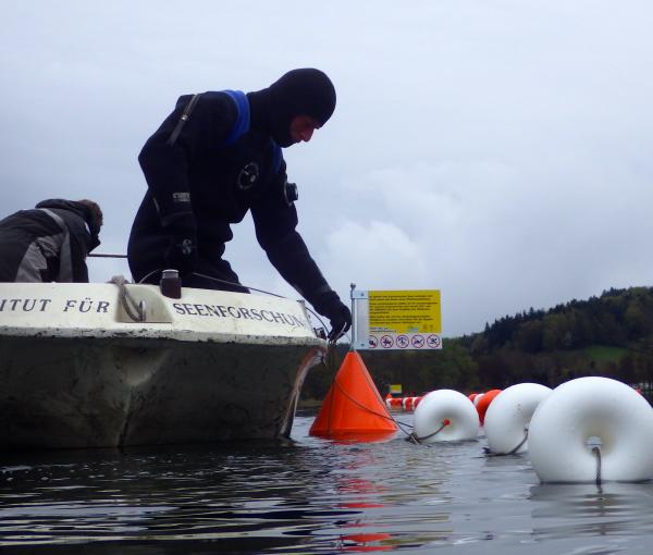 Die UNESCO-Welterbestätte im Keutschacher See wird mit Bojen markiert