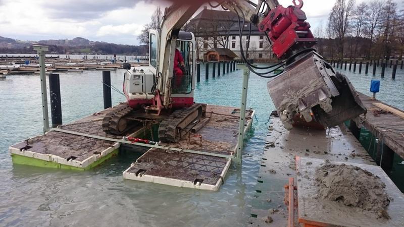 Die Reinigungsarbeiten in Marina Kammer werden vom Kuratorium Pfahlbauten archäologisch begleitet. (Bild: Andreas Mayr)