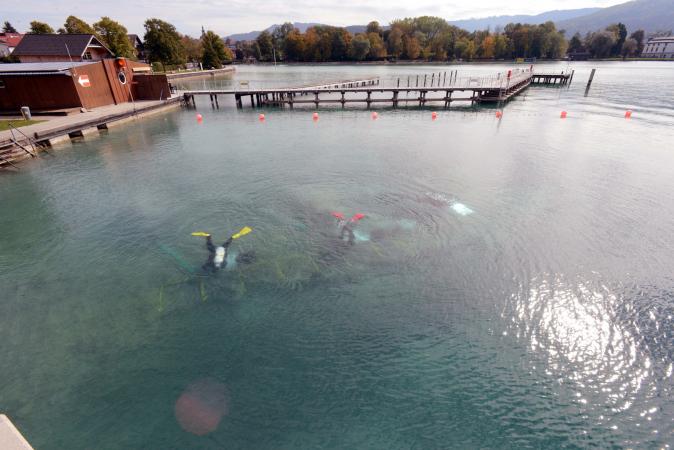 Forschungstaucher bei der Unterwasser-Ausgrabung der Pfahlbau-Siedlung von Seewalchen im Oktober 2015 (Bild: Kuratorium Pfahlbauten).