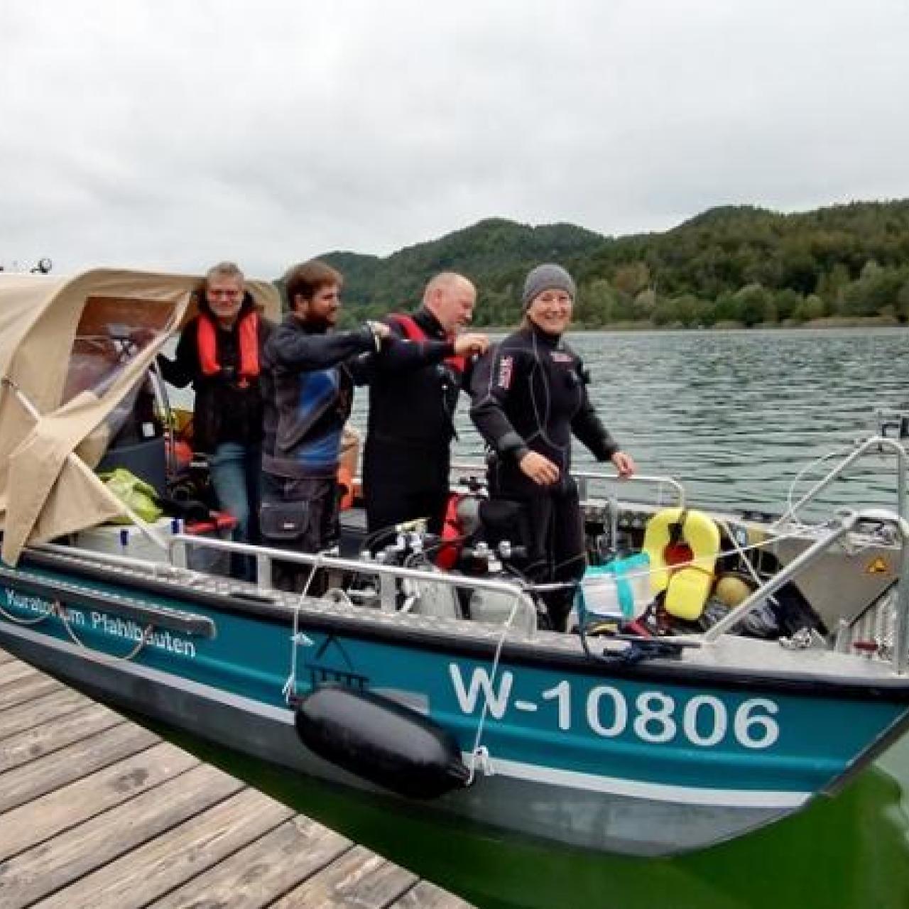 Forschungstaucher:innen bereiten sich auf den Einsatz vor.