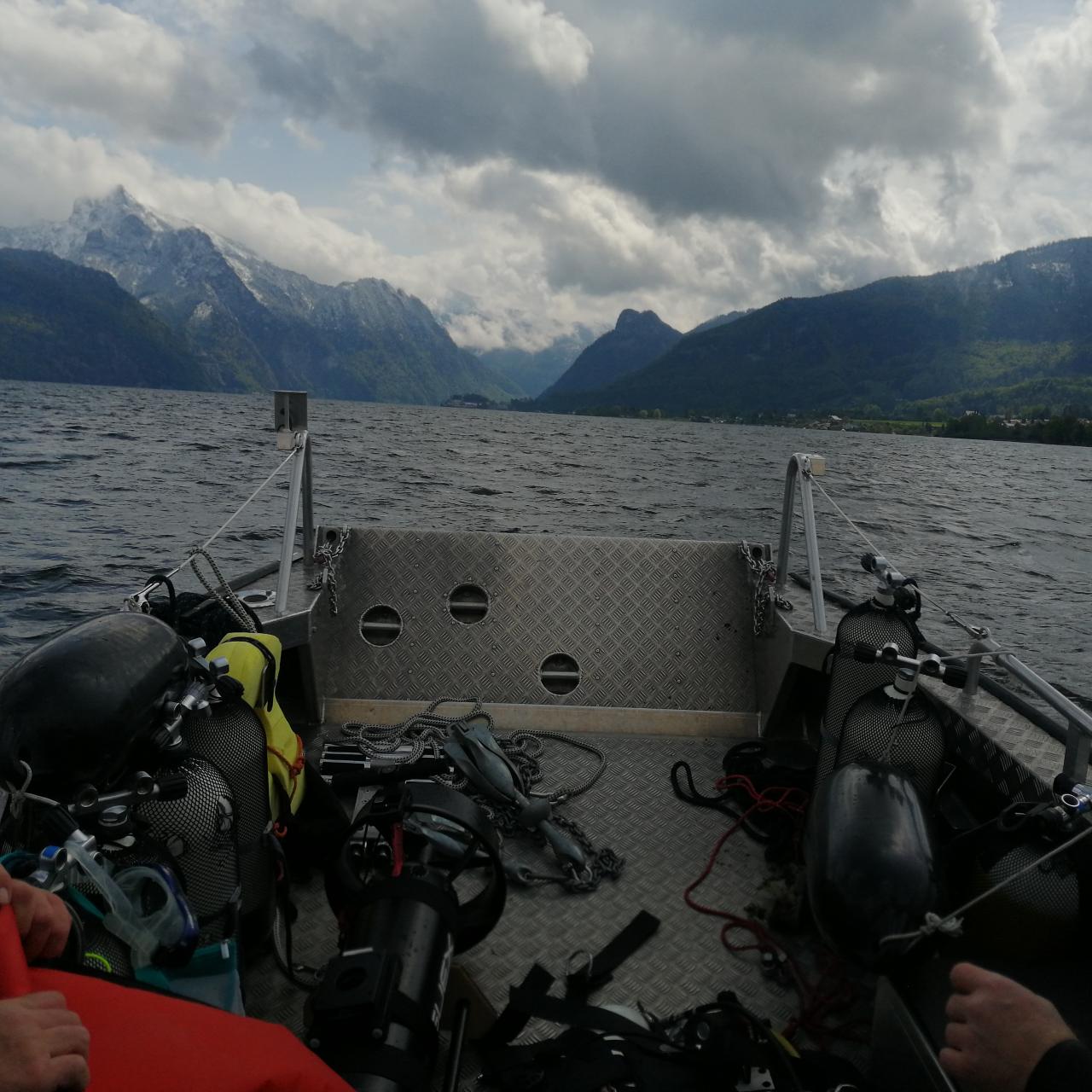 Mit dem Forschungsboot wird die Fundstelle angefahren.