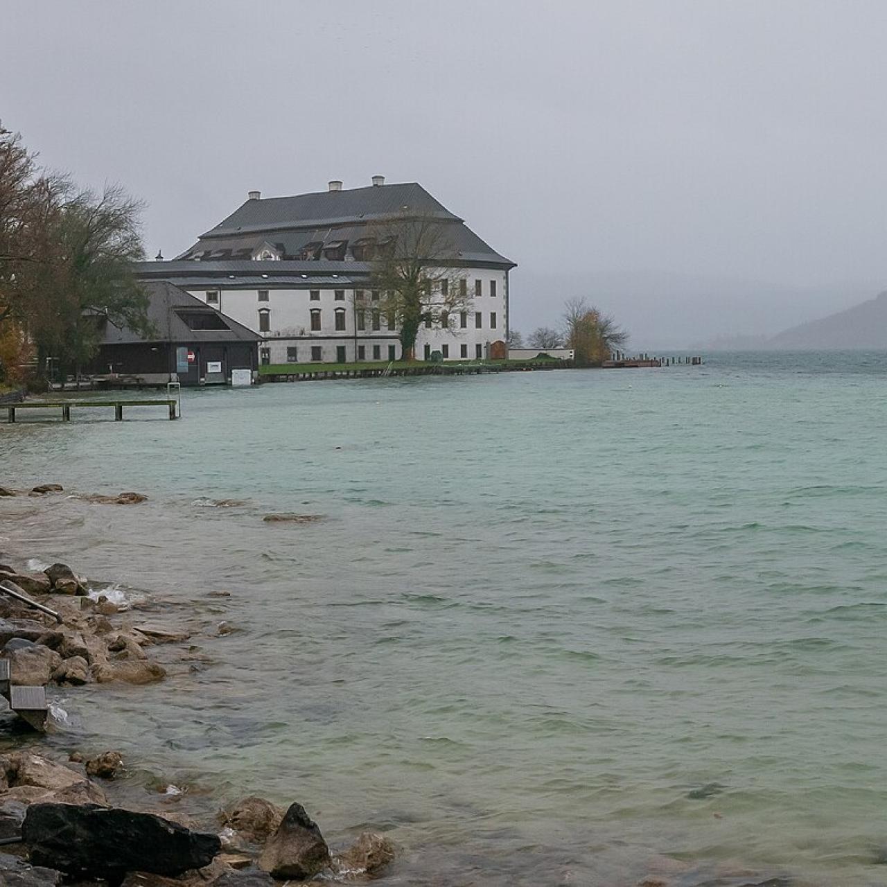 Die Bucht am Ausfluss des Attersees mit der Fundstelle Kammer I.