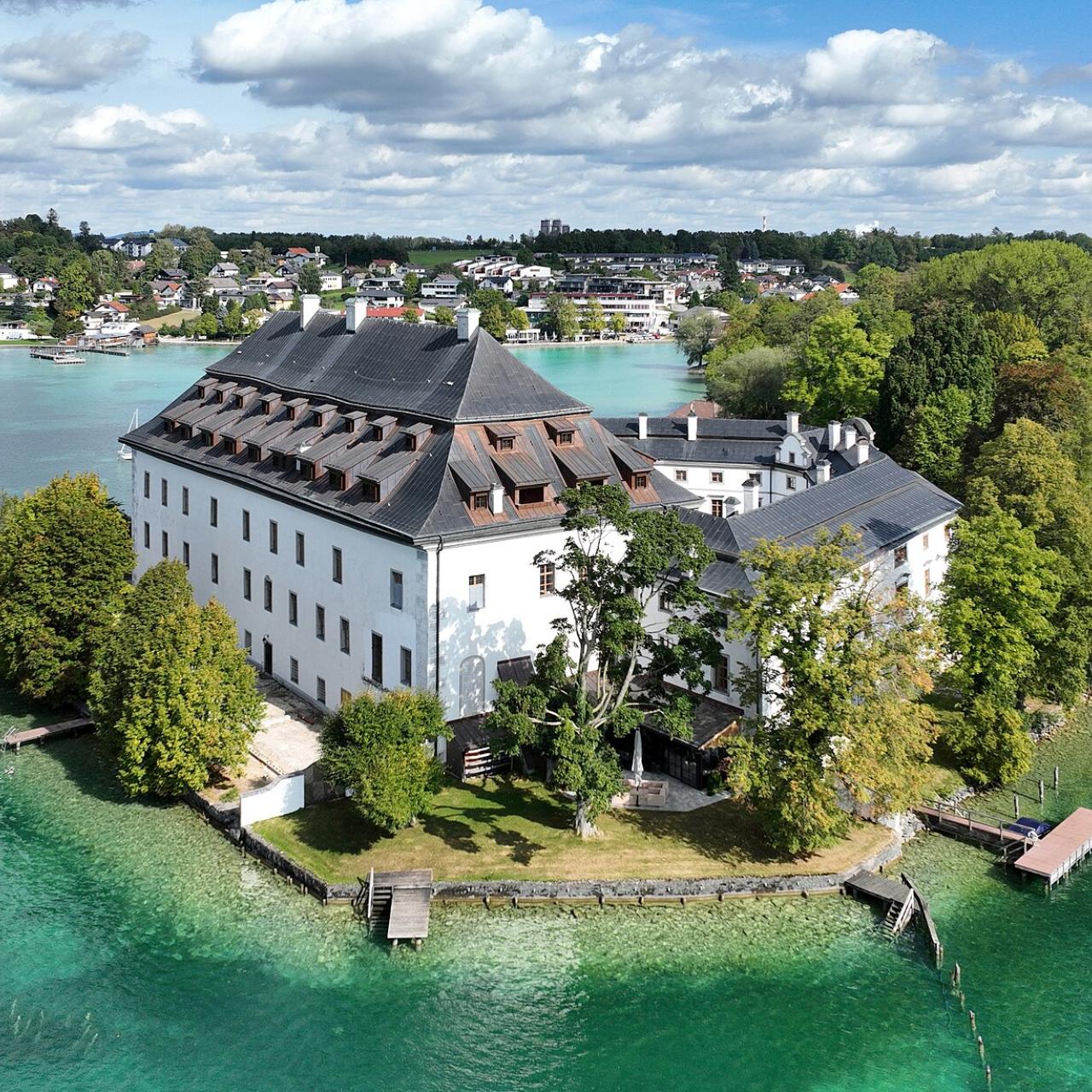 Rechts vom Schloss Kammer, direkt vor dem Hafen befindet sich die Fundstelle Kammer II.